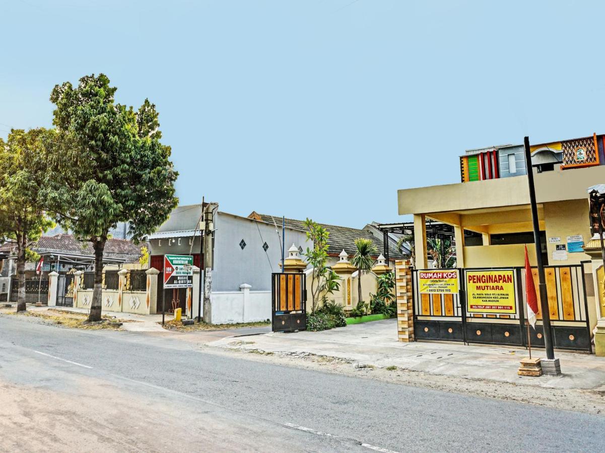 Hotel Oyo 91599 Penginapan Mutiara Madiun Exterior foto